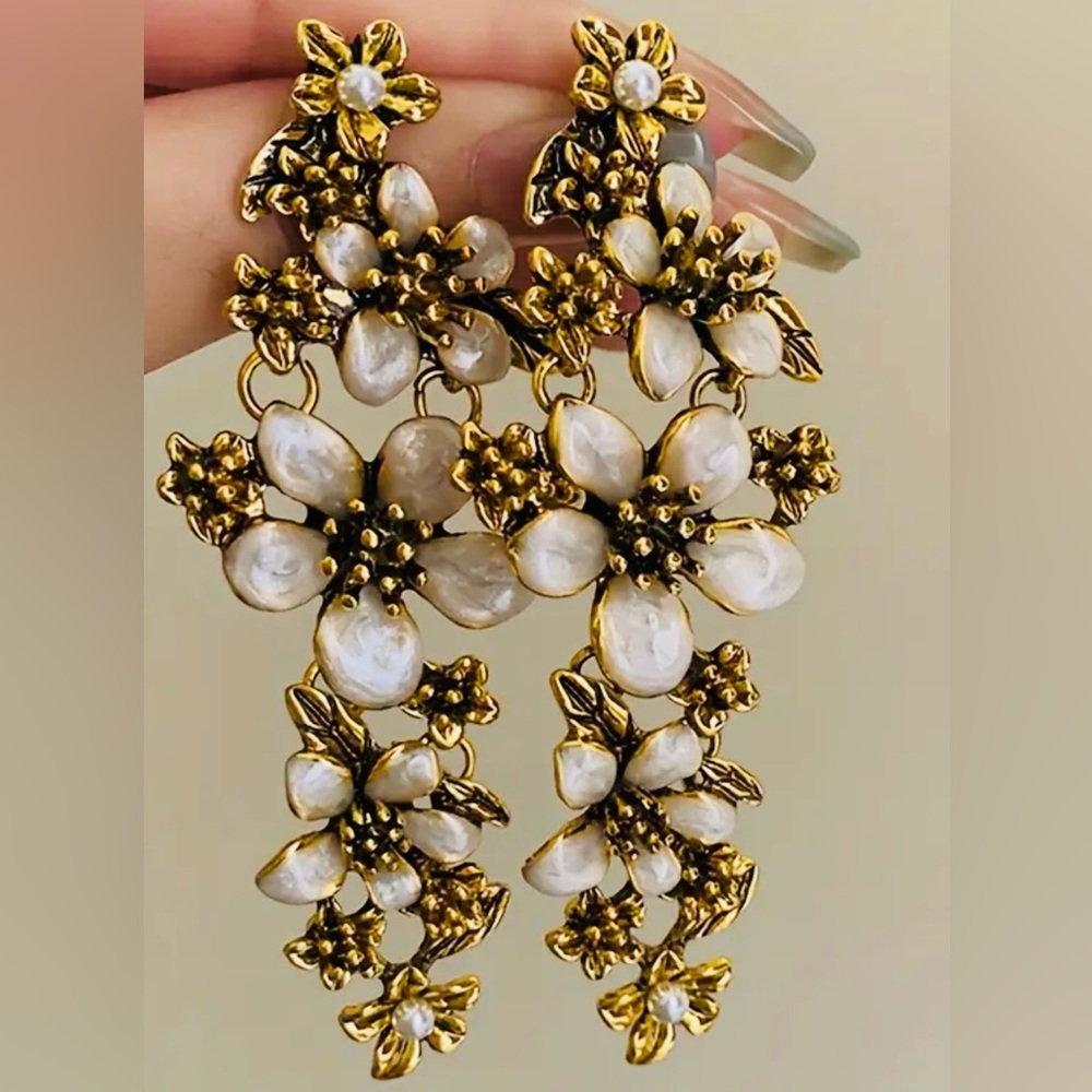 New packed Absolutely beautiful vintage floral faux pearl drop earrings !